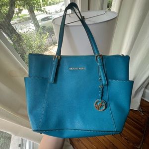 MICHAEL KORS leather bag, fantastic condition 💙